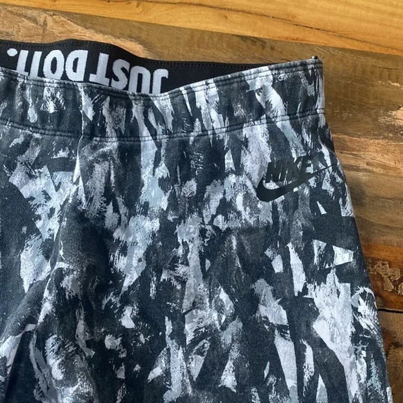 3 item bundle for $15✨ Black & white nike workout leggins - Picture 2 of 3